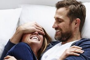 Un homme atteint d'une forme de prostatite abactérienne bénéficie d'une intimité intime avec une femme
