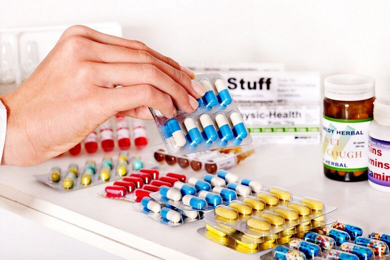 Un médecin doit prescrire des médicaments pour traiter la prostatite